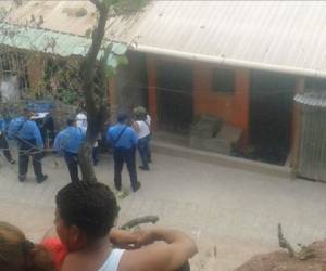 El cuerpo de la mujer quedó tendido frente a la vivienda de color naranja.