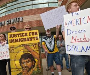 La demanda entablada el miércoles dice que la decisión del gobierno de Trump de derogar el programa 'Acción Diferida para los Llegados en la Infancia' (DACA por sus siglas en inglés) fue motivada por prejuicios antimexicanos. Fotos: AP.