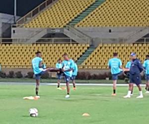 Los jugadores hondureños entrenaron en la cancha de la Fuerza Naval de Colombia, en Cartagena de Indias.