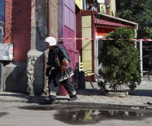 Un policía se mantiene en guardia frente al hotel Tokyo Star en Odessa, en el sur de Ucrania, el 17 de agosto de 2019 después de un incendio estalló durante la noche. Ocho personas murieron y diez resultaron heridas en el incendio de un hotel en la ciudad portuaria ucraniana de Odessa a principios del 17 de agosto de 2019, dijeron los servicios de emergencia. Agencia AFP