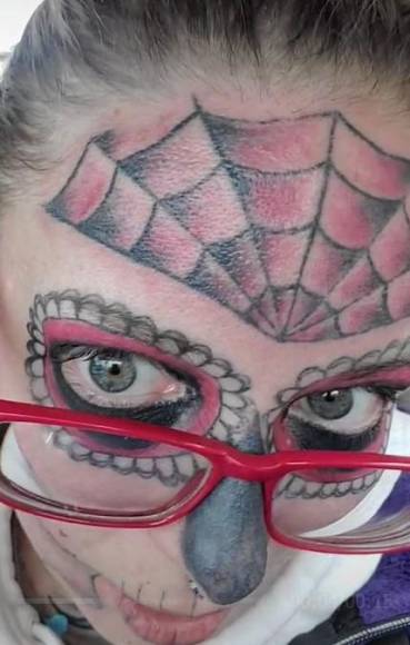 Alyssa Zebrasky, la mujer que se tatuó el rostro entero por una relación que acabó siendo tóxica