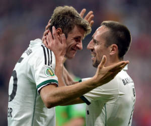 Thomas Müller festeja con Franck Ribéry un gol ante el Hannover.