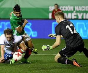 Alan Pulido venció el marco de Islandia y anotó el único tanto en el juego (Foto: Agencia AFP)