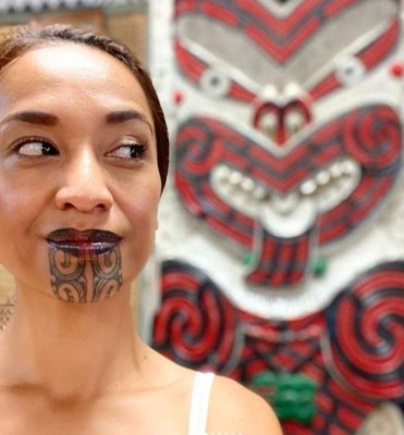 Oriini Kaipara, la primera conductora de noticias con tatuajes de la cultura maorí