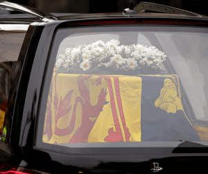 Detalle del ataúd de la reina Isabel II envuelto en el estandarte real de Escocia.