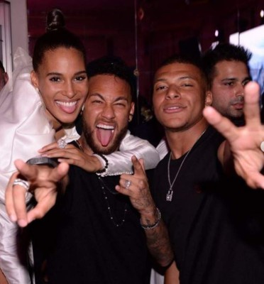 FOTOS: Modelos, alcohol y descontrol, así fue la fiesta a la que acudieron Neymar y Mbappé