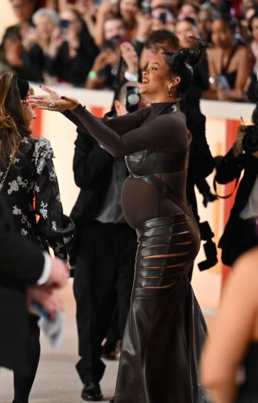 Rihanna deslumbra en la alfombra de los Premios Oscar