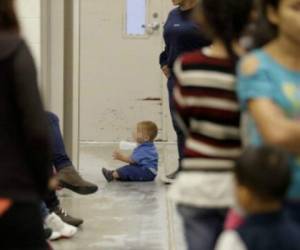 Autoridades migratorias estadounidenses detuvieron el fin de semana a 121 adultos y niños considerados inmigrantes ilegales para ser deportados.