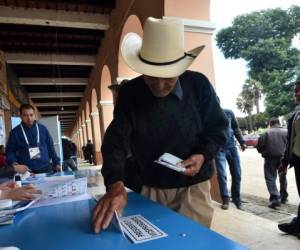 Un anciano guatemalteco ejerce su derecho a votar.