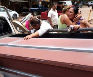 En un ambiente de llanto, los dolientes retiraron de la morgue los restos mortales del joven Rudy Rolando Bueso Casco.