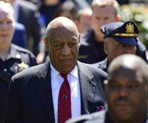 El actor y cómico estadounidense Bill Cosby a su salida del juzgado donde fue declarado culpable en la repetición de un juicio por acoso sexual, el 26 de abril de 2018, en la corte del condado de Montgomery en Norristown, Pensilvania, EE.UU.