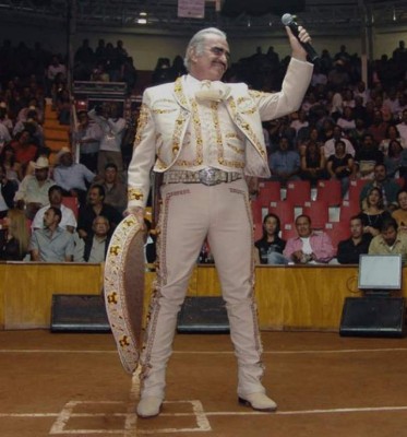 Su primer sueldo, sus empleos antes de la fama y sus trajes: lo que no sabías de Vicente Fernández