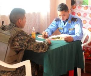 El agente comparte la palabra de Dios con sus compañeros de trabajo cada mañana.