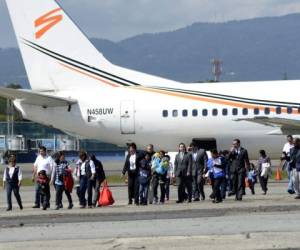 Un total de 14 indígenas guatemaltecos fueron retornados este miércoles a su patria desde Estados Unidos, lo que enciende las alarmas de masivas deportacioens. Foto: Agencia AFP