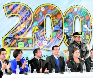 El mandatario Juan Orlando Hernández (centro) junto a la Comisión para la Calidad Educativa y el ministro Escoto en la celebración de los 200 días de clases en la escuela José Santos Guardiola.