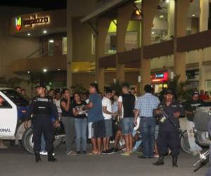 El estacionamiento del centro comercial Uniplaza fue el escenario del asesinato de Arnold Peralta.