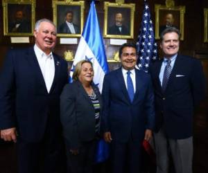 El presidente Juan orlando Hernández junto a los congresistas estadounidenses.