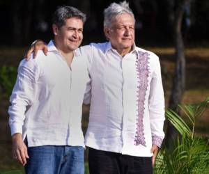 El presidente hondureño Juan Orlando Hernández (L) y su homólogo mexicano Andrés Manuel López Obrador posan para la prensa después de la presentación del programa migratorio 'Sembrando Vida: Plan de Desarrollo para la Migración' en Minatitlán, Estado de Veracruz, México, el 27 de julio. 2019. Ambos mandatarios se veían sonrientes. (Foto por VICTORIA RAZO / AFP).