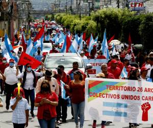 La contramarcha de Libre del 15 de septiembre esta vez se integró, al final, a los actos oficiales en el Estadio Nacional, pero parte del público recibió a los activistas con abucheos.