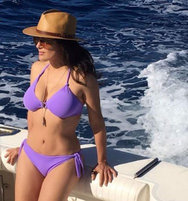 Salma Hayek y sus mejores fotos en bikini a los 53 años