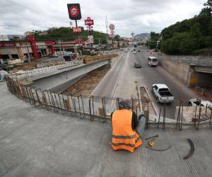 Según las autoridades de la Alcaldía Municipal, con la fundición del último tramo de losa que se hará este sábado, la obra vial alcanzará un avance del 90%.