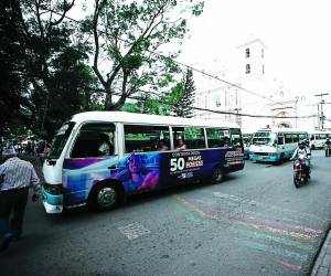 Por el centro de la capital transitan varias rutas que hacen un compás de espera para bajar y subir pasajeros