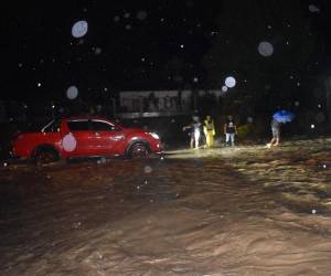 Unos 500 metros de la carretera entre Sabá, Colón y Olanchito, Yoro, se han convertido en corrientes del río Monga, causando una amenaza para los habitantes de la zona.