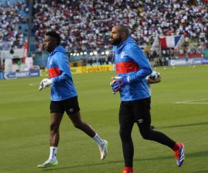 Los porteros del Olimpia Alex Guity y Edrick Menjívar hacen trabajos de calentamiento.