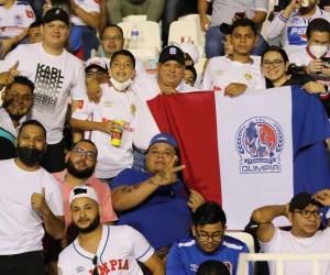 El amor de más de 25,000 personas que llegaron a apoyar al Olimpia fue captado en el Estadio Nacional Chelato Uclés. Exjugadores, jugadores y hasta caninos forman parte de este increíble ambiente. Aquí te contamos las emociones desde adentro del recinto deportivo.