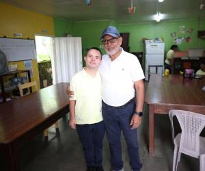 Don Edgardo junto a Christopher Ramírez desde uno de los cinco talleres que ofrece el Instituto Psicopedagógico Juana Leclerc; gracias a su esfuerzo y el de la institución, su hijo sigue evolucionando.