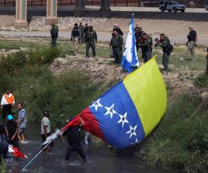 Un centenar de migrantes venezolanos, hondureños y de otros países de Centroamérica que protestaban este lunes en la frontera norte de México fueron recibidos con balas de goma disparadas por agentes de la patrulla fronteriza desde Estados Unidos, acción que fue rechazada por el gobierno mexicano. Aquí los detalles de este hecho.