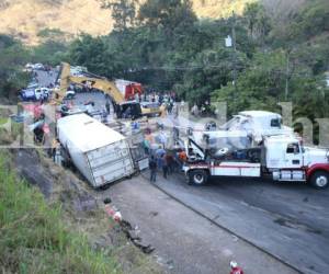 La Dirección Nacional de Tránsito sostiene de manera preliminar que el conductor de la rastra no pudo maniobrar su unidad y fue a impactar contra el bus, foto: Marvin Salgado / EL HERALDO.