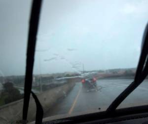 Nueva Orleáns, Louisiana: la lluvia cae cuando los autos pasan por una carretera en Nueva Orleáns, Luisiana, el 12 de julio de 2019, por delante de la tormenta tropical Barry. Se esperaba que la tormenta se convirtiera en un huracán el viernes por la noche o temprano en la noche y azotara gran parte de Luisiana, incluida la ciudad de Nueva Orleans, arrojando hasta dos pies (61 centímetros) de lluvia en las comunidades que ya no tienen agua. / AFP / Seth HERALD