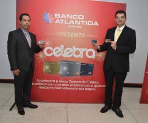 Carlos Girón y Reynaldo Ramírez presentaron la nueva tarjeta de crédito de Banco Atlántida.