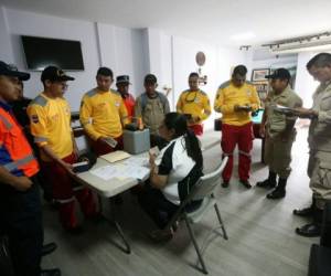 Bomberos y rescatistas de la Copeco integran la delegación que saldrá hacia Ecuador para brindar apoyo a las víctimas del terromoto, foto: Alex Pérez/El Heraldo.