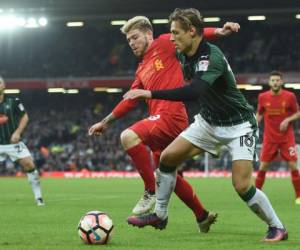 El mediocampista inglés de Plymouth, Oscar Threlkeld, compite con el defensa español del Liverpool Alberto Moreno (2º) durante el partido de fútbol inglés de la FA Cup entre Liverpool y Plymouth Argyle en Anfield en Liverpool.