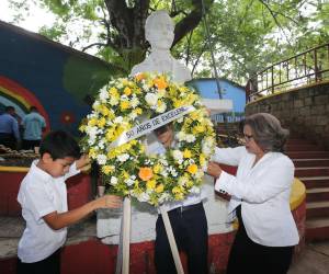Un lindo arreglo floral fue colocado por la directora y estudiantes de excelencia en el busto de Ramón Rosa, en cuyo honor el centro educativo lleva su nombre.