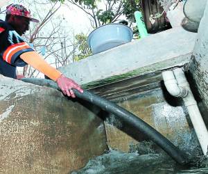 La UMAPS vende el metro cúbico de agua (6.2 barriles) a 3.28 lempiras, las juntas en algunas zonas cobran por consumo y distribuyen dos veces por semana a un costo entre 100 a 140 lempiras mensuales