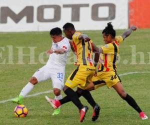 Real España comenzó a carburar como queriendo intimidar al Blanco, tuvo mayor dominio pero el Blanco no le permitió acomodarse en la cancha.