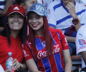 Esta pelirroja anda robando cámaras en la final Olimpia - Real Sociedad.