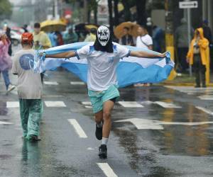 En el ambiente resuena la memoria del último triunfo de Honduras en casa contra México, con la esperanza de repetir la hazaña, los aficionados llevan el Morazán esta noche.