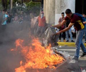 Manifestantes protestaban contra el gobierno del presidente Nicolas Maduro y el choque de la policía antidisturbios en Caracas.