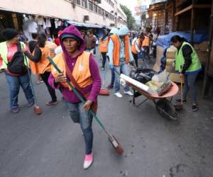 Este martes inició un intenso operativo de limpieza en los mercados de Comayagüela con el propósito de eliminar los criaderos de zancudos transmisores de los virus del dengue, chikungunya y zika (Foto: Marvin Salgado).