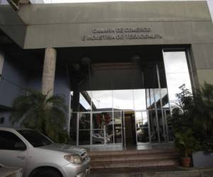 En las instalaciones de la Cámara de Comercio e Industria de Tegucigalpa se lleva a cabo la reunión para el reajuste salarial de 2017 (Foto: El Heraldo Honduras / Noticias de Honduras)