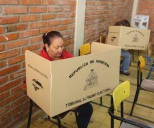 Una mujer ejerce el sufragio en el Instituto Superación San Francisco de Tegucigalpa. Foto: David Romero / El Heraldo.