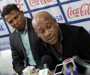 Hernán Medford y Carlos Pavón durante una conferencia de prensa.