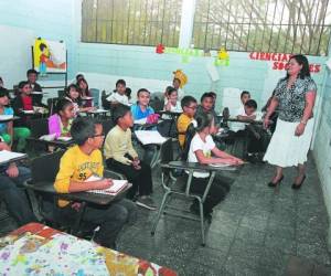 Los recursos que destinan los gobiernos locales para el sistema educativo provienen de las transferencias del Poder Ejecutivo y de las recaudaciones de impuestos.