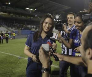 Homer le pidió matrimonio a Hellen en la cancha donde minutos después jugarían Motagua y Real España.