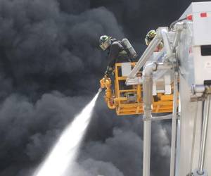 Un pavoroso incendio de gran magnitud en una tienda de repuestos de la colonia El Prado, Tegucigalpa, dejó dos heridos y millonarias pérdidas, dejando además momentos de angustia entre los presentes. La emergencia generó un momento de pánico entre las personas.