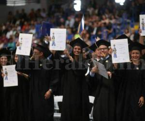 Los nuevos profesionales muestran sus títulos al lente de EL HERALDO, felicidades (Foto: Johny Magallanes/ElHeraldo)